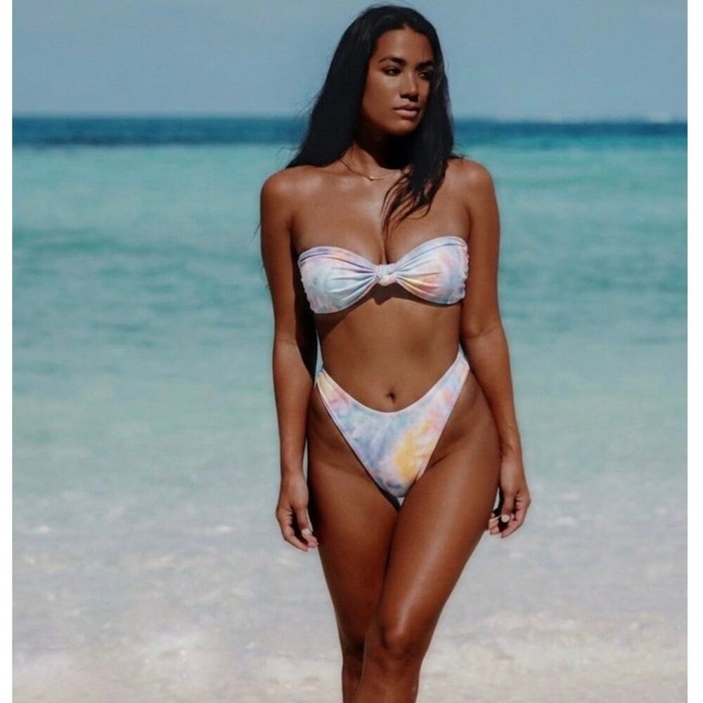 Skatie• ‘Lyndi’ Bikini Top in TAVARUA Tie Dye